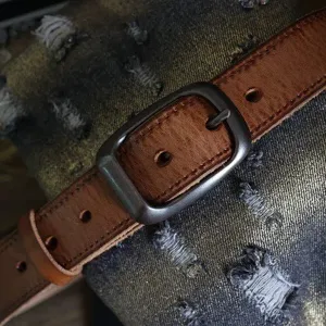 Cintura in vera pelle vintage da uomo con fibbia ad ardiglione metallica scura, casual.