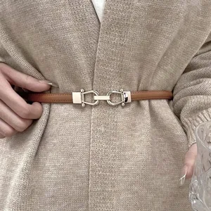 Cintura sottile in pelle marrone da donna con fibbia in metallo argentato per cardigan.