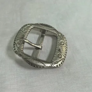 Vintage zinc alloy belt buckle with intricate engraved pattern for 38mm straps detail
