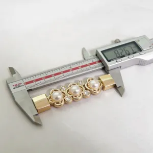 Fibbia per cintura fiore di perla in metallo dorato, elegante design a trifoglio con strass.
