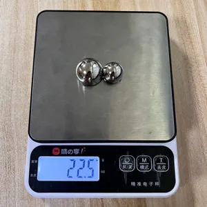 Close-up detail showing the 22.5g weight of two silver metallic decorative spheres