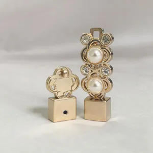 Elegante fibbia per cintura in metallo dorato con fiori di perle e strass scintillanti.