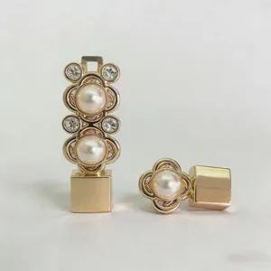 Fibbia per cintura regolabile con fiore di perla e accessori di lusso in strass.