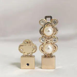 Accessorio per fibbia cintura in metallo dorato con perle finte e strass design floreale.
