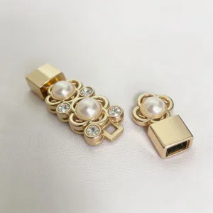 Accessorio fibbia per cintura con fiore di perla dorata, chiusura per gioielli in metallo con strass lucidi.