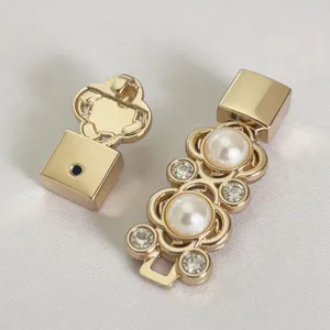 Fibbia per cintura regolabile dorata con accessori di fiori di trifoglio perle strass.