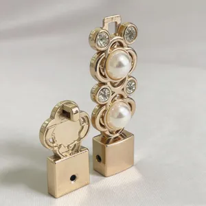 Fibbia per cintura regolabile con perle e strass, accessori in metallo dorato per le donne.