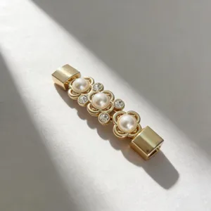 Fibbia per cintura in metallo dorato decorata con perle eleganti e strass scintillanti.