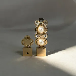 Dettaglio fibbia per cintura in strass di perle dorate, design in metallo elegante per donne