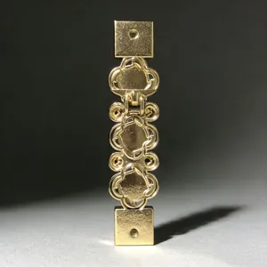 Dettaglio fibbia a trifoglio in metallo dorato, accessorio hardware per cinture di stile.