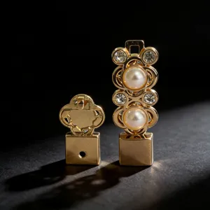 Fibbia per cintura in metallo dorato con perle artificiali e strass, dettaglio elegante.