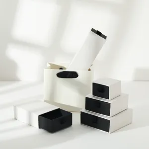 Minimalistische schwarz-weiße Schubladen-Schmuckschachteln mit weißer Papiertüte