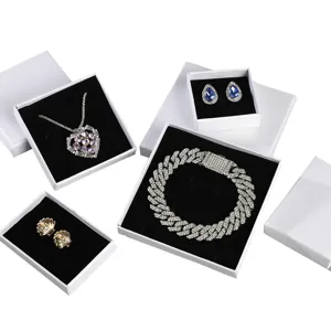 Elegant weißes Schmuckschatullen-Set mit Leinentextur für Halskette, Armband und Ohrringe.