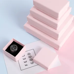 Élégantes boîtes à bijoux roses texturées pour bagues et colliers de tailles