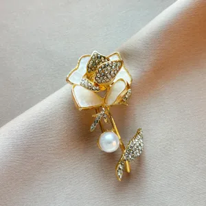 Exquisite rhinestone rose brooch for women, elegant gold-plated floral lapel pin accessory.