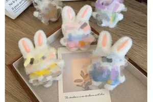 Vue détaillée de breloques en forme de lapin en peluche pour sacs et vêtements.