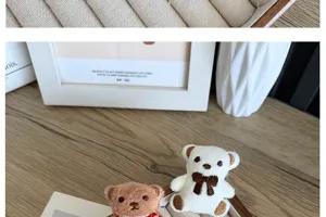 Vue macro détaillée montrant la texture douce des accessoires ours en peluche blancs et bruns