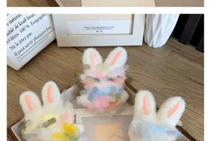 Vue détaillée de mignons breloques en peluche de lapin pour accessoires de vêtements et sacs DIY.