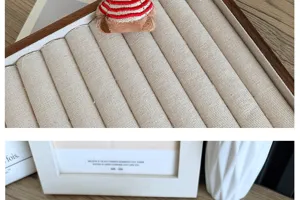 Gros plan détaillé d'un petit ours en peluche avec une chemise rayée rouge et blanc