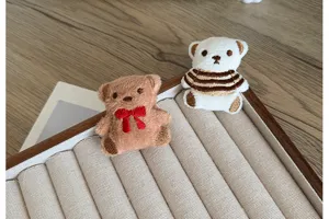 Vue détaillée de deux oursons en peluche mignons pour accessoires de cheveux DIY.
