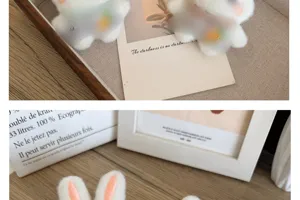 Gedetailleerde macro-opname van schattige witte pluche konijnenbroche met wortelaccessoire
