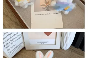 Gros plan sur un mignon charme de lapin en peluche blanche pour sacs et mode créative