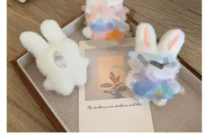 Détail macro d'accessoires de lapin en peluche blanche dans un plateau décoratif en bois