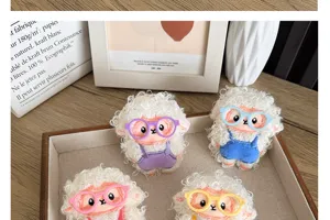 Vue détaillée de quatre jolies broches moutons à lunettes et salopettes colorées.
