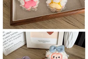 Détail de broches en peluche mouton mignon avec nœuds bleus sur un bureau en bois
