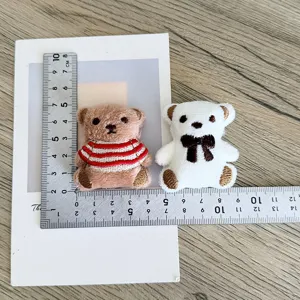 Deux mini écussons d'ours en peluche pour accessoires DIY avec une règle pour la mesure