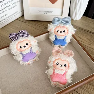 Trois adorables broches en peluche de mouton bouclé avec des nœuds en pied-de-poule
