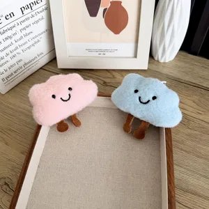 Lot de deux adorables breloques nuages en peluche rose et bleue à visages rieurs