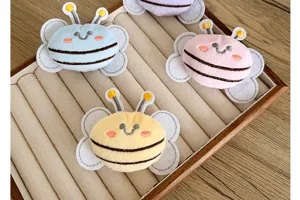 Détail d'accessoires d'abeilles en peluche colorées pour la confection de DIY à la main