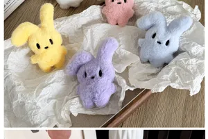 Groupe d'accessoires de lapin en peluche colorés sur papier blanc pour projets de couture.
