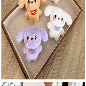 Détail en gros plan montrant la texture douce de mignons chiens en peluche à bavoirs