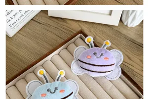 Gros plan d'accessoires mignons en peluche abeille violette et bleue pour le bricolage