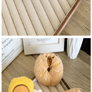 Detailweergave van schattige pluche capibara-accessoire met zachte textuur