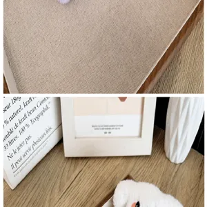Gros plan d'un mignon porte-clés chiot en peluche avec une texture douce et blush