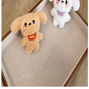 Vue détaillée de breloques chiots en peluche avec bavoirs colorés et fard à joues