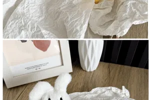 Gros plan d'un mignon accessoire en peluche lapin blanc avec des oreilles pliées.