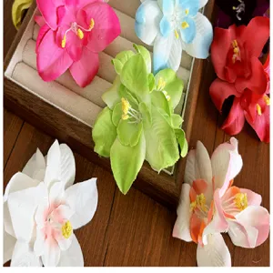 Détail de pinces à cheveux en forme d'orchidée en tissu coloré de style bohème sur boîte