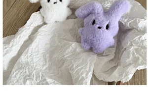 Vue détaillée des accessoires de tête de lapin en peluche avec oreilles pliées