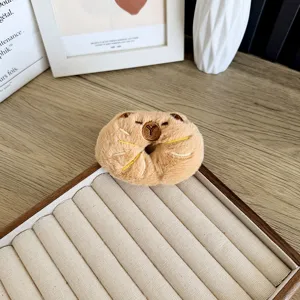 Schattige pluche Capybara-speld accessoire met zachte textuur voor tassen en kleding