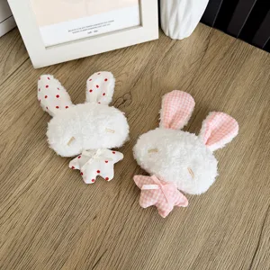 Deux adorables pendentifs lapins en peluche avec pois rouges et motifs à carreaux roses