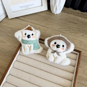 Schattige witte pluche puppy hangers met groene sjaal en bruine capuchon voor tassen