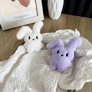 Paire de jolies têtes de lapin en peluche blanc et violet pour accessoires DIY créatifs.