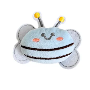 Adorable accessoire abeille en peluche bleue pour artisanat, vêtements et décoration.