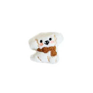 Schattige witte pluche hondenbroche met geborduurde bruine sjaal voor tas- of kledingdecor