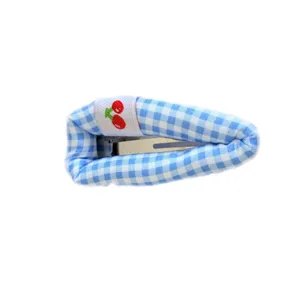Jolie barrette à cheveux BB à carreaux bleus et blancs avec motif cerise brodé