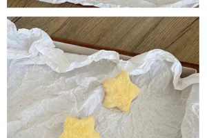 Détail en gros plan d'accessoires DIY en peluche jaune en forme d'étoile pour cheveux